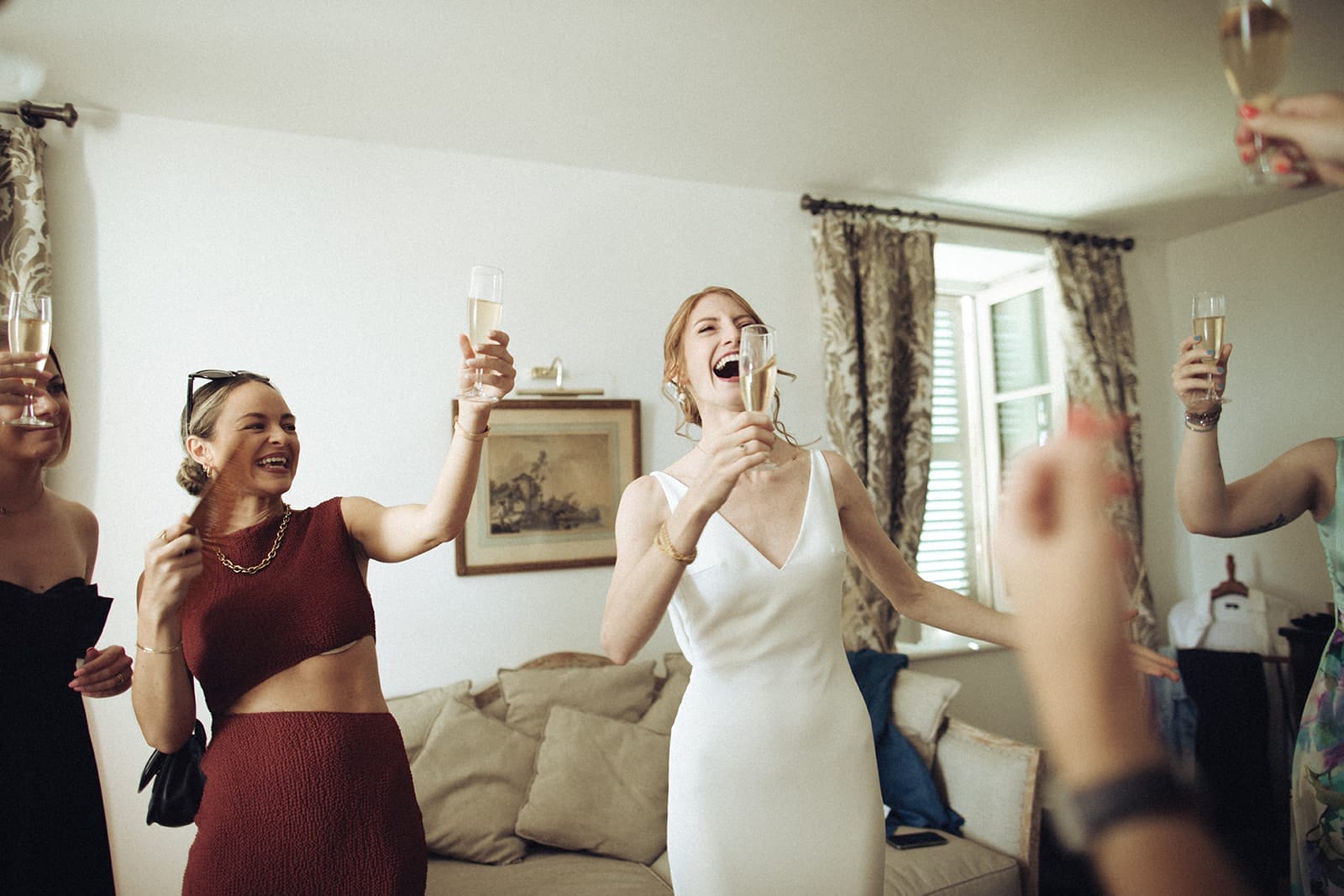 galerie photographe mariage Lyon @castillealma Par Castille Alma, photographe de mariage – La mariée trinque avec ses amies dans une ambiance joyeuse avant la cérémonie