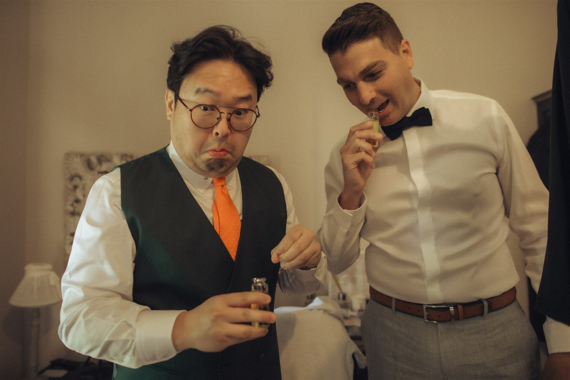 Fous rires du marié et d’un témoin pendant les préparatifs