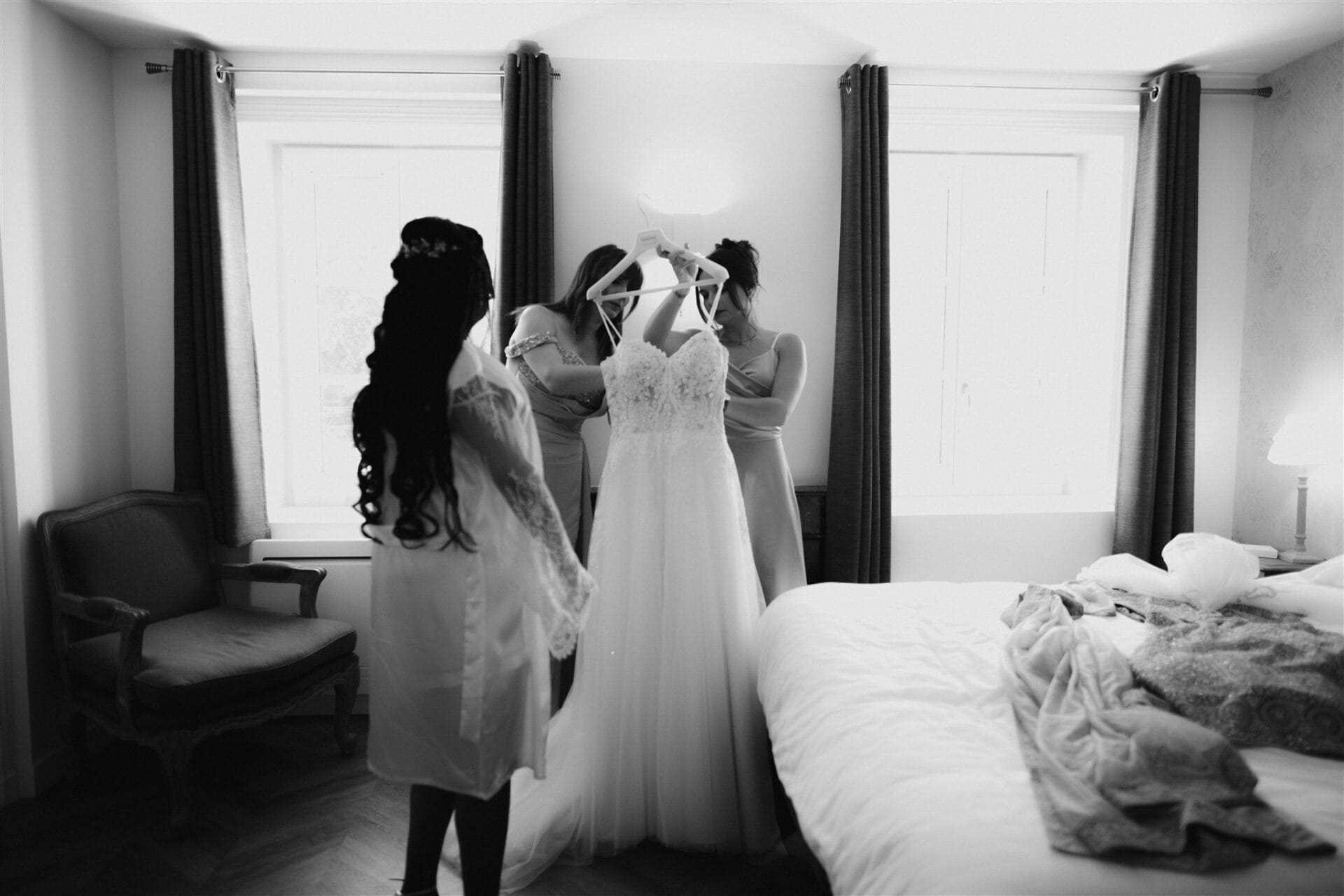 La robe de la mariée est préparée par ses témoins