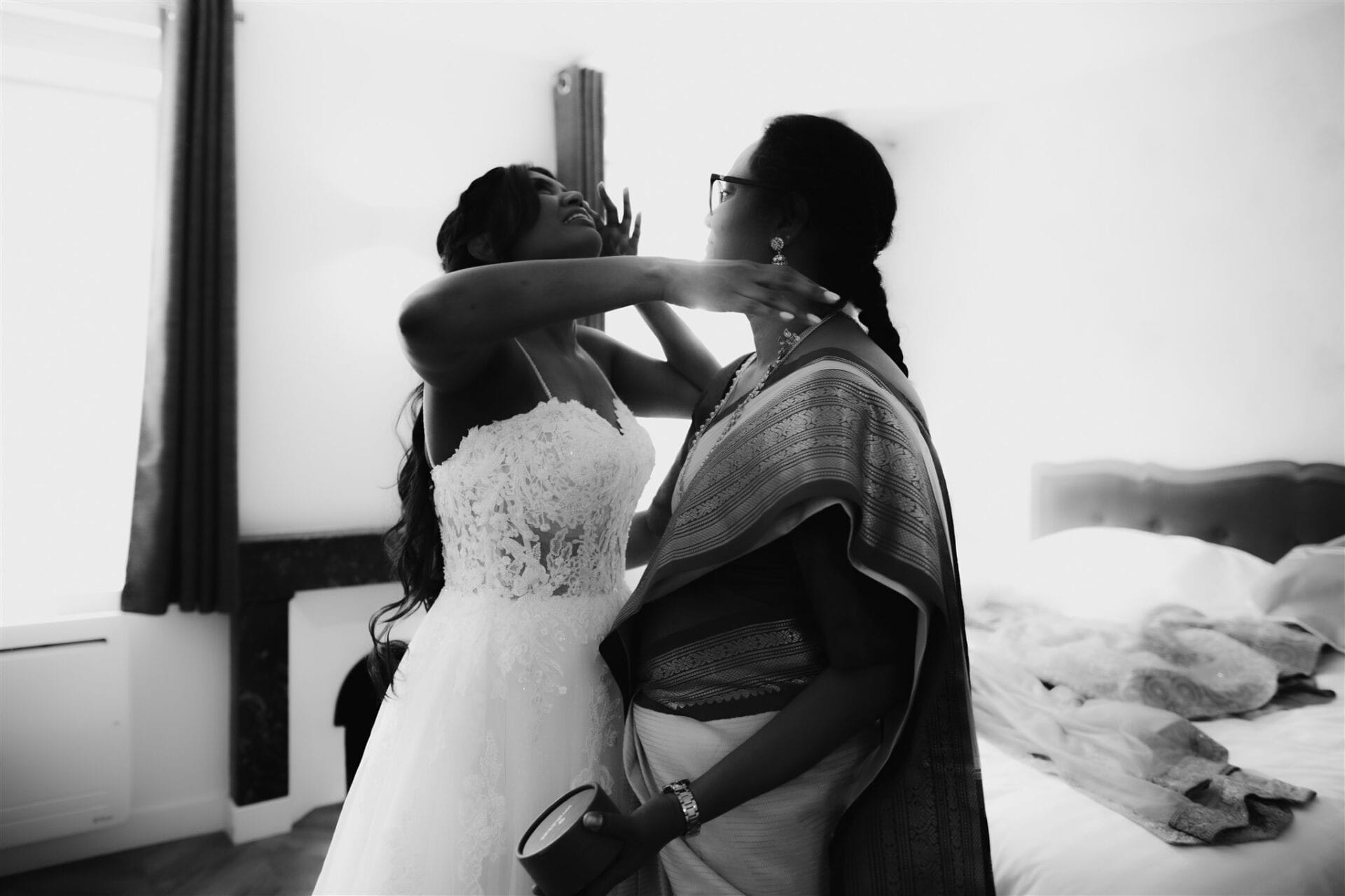 Étreinte émotive entre la mariée et sa maman en sari