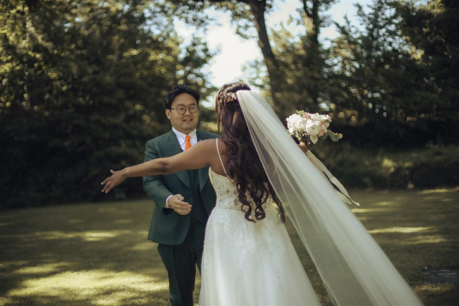 La mariée et le marié se découvrent lors du first look au Domaine des Tuileries