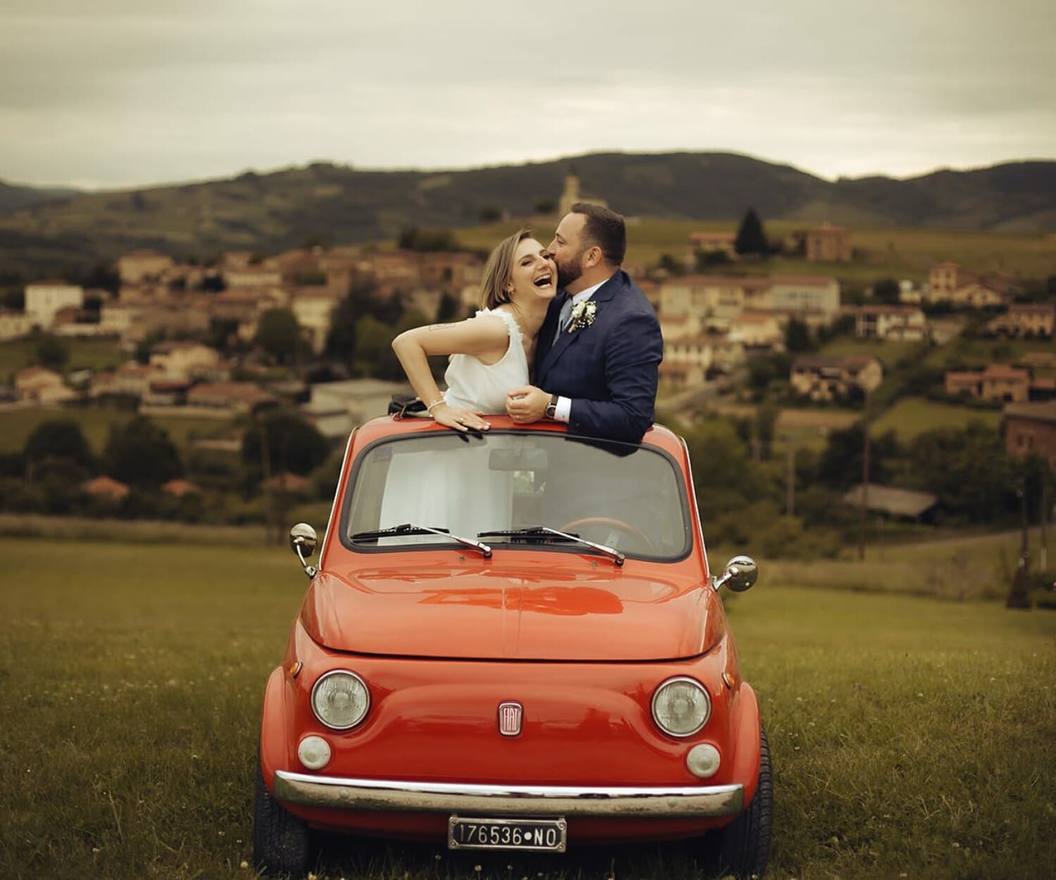 Une Fiat 500 rouge, des vœux qui retournent le cœur, une chienne têtue et un blind test endiablé. Ce mariage inspiration Dolce Vita, c’était l’Italie sans passeport et l’émotion sans filtre. Par Castille Alma Photographe de mariage