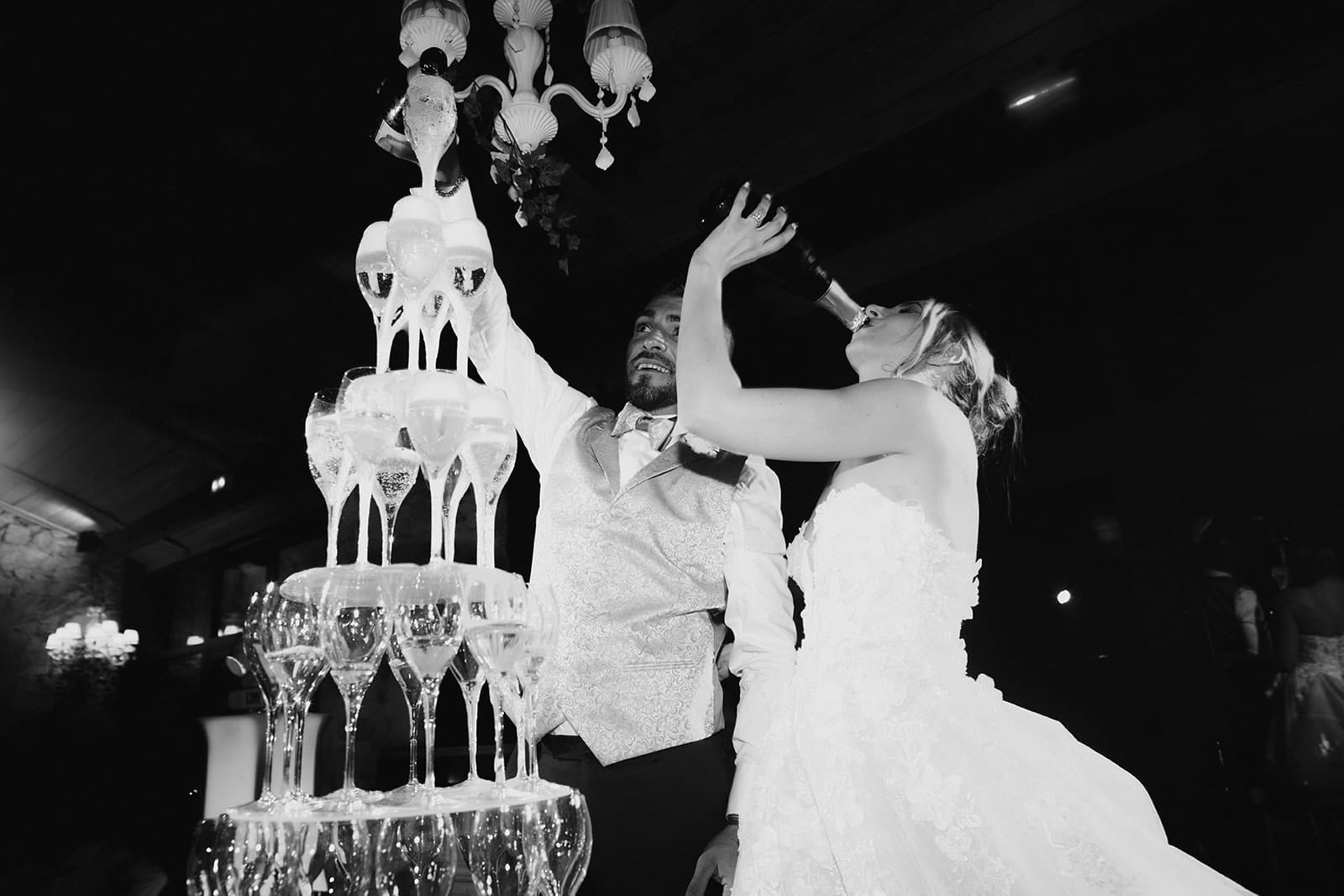 galerie photographe mariage Lyon @castillealma Castille Alma photographe de mariage à Lyon Bangkok pendant que le marié remplit la fontaine de champagne la mariée boit le champagne à la bouteille