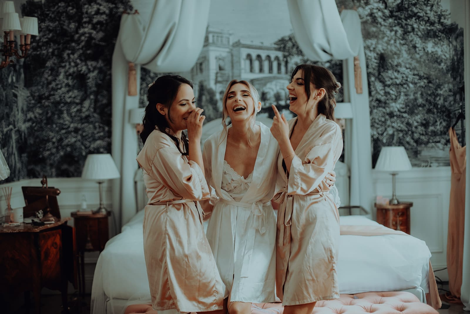 galerie photographe mariage Lyon @castillealma Castille Alma photographe de mariage à Lyon Bangkok la mariée et ses temoins explosions d'émotion pendant les preparatifs Le début de la journée, c’est souvent ça : des fous rires, des confidences et des bulles de joie entre amies. J’adore capturer ces instants suspendus, entre deux éclats de rire et trois gorgées de champagne – par Castille Alma, photographe de mariage en France, en Europe et jusqu’en Asie.