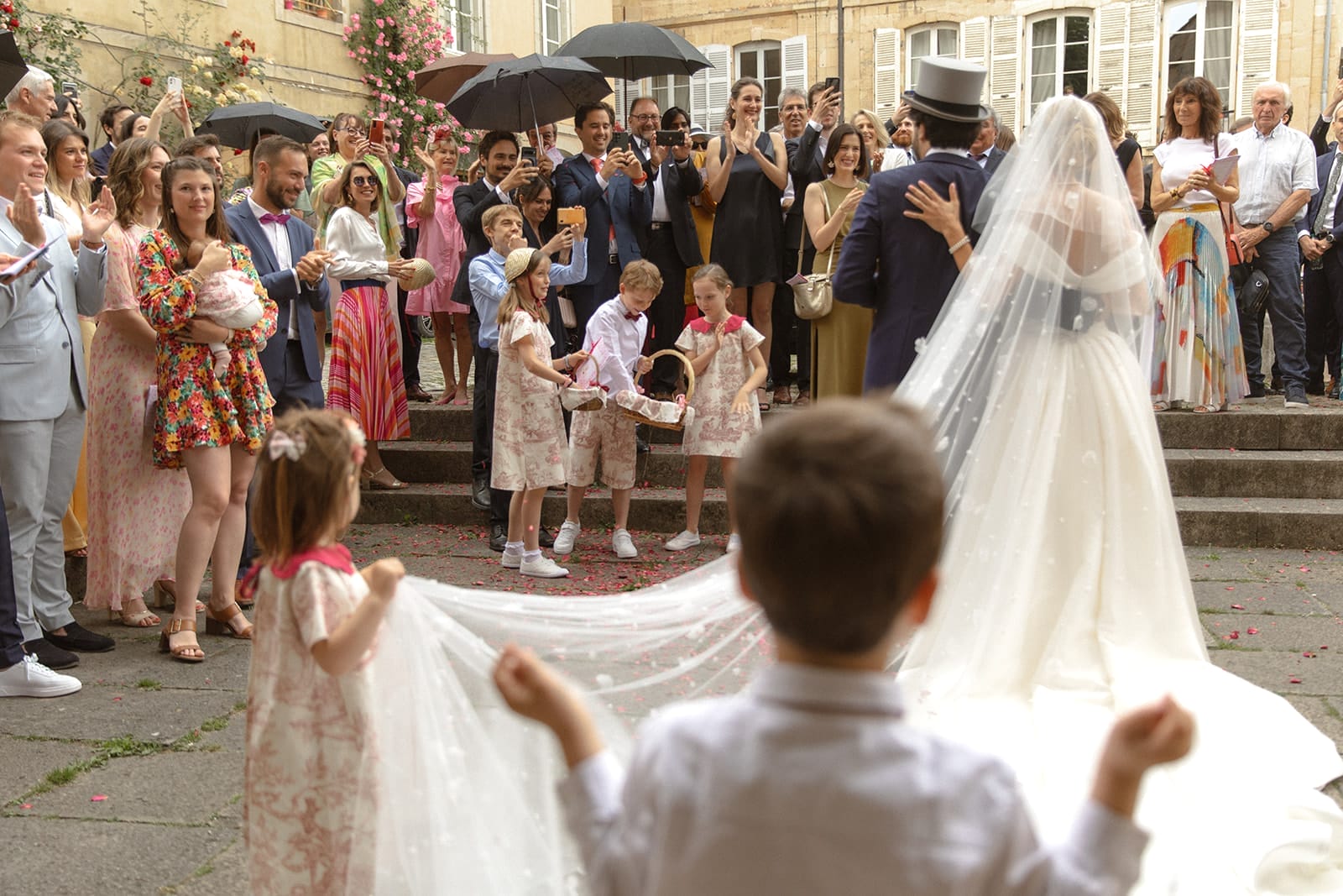 Les mariés sortent de l’église sous les pétales, acclamés par leurs invités – photo @castillealma
