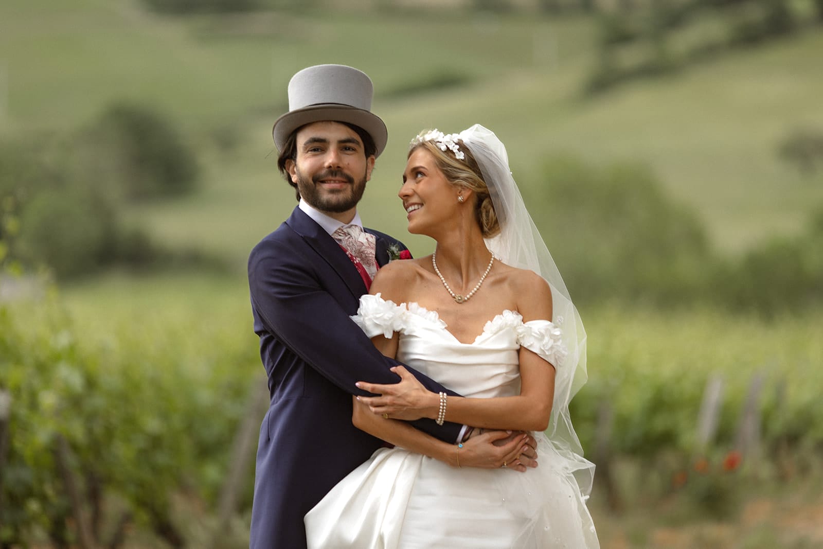 Les mariés enlacés dans les vignes avec le sourire – @castillealma photographe mariage Pierreclos