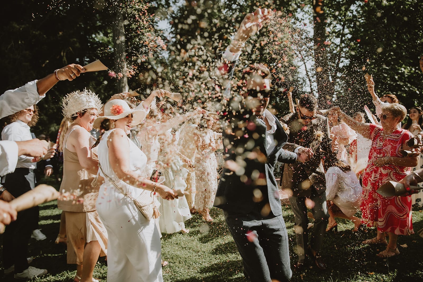 Sortie de cérémonie sous une pluie de pétales colorés
