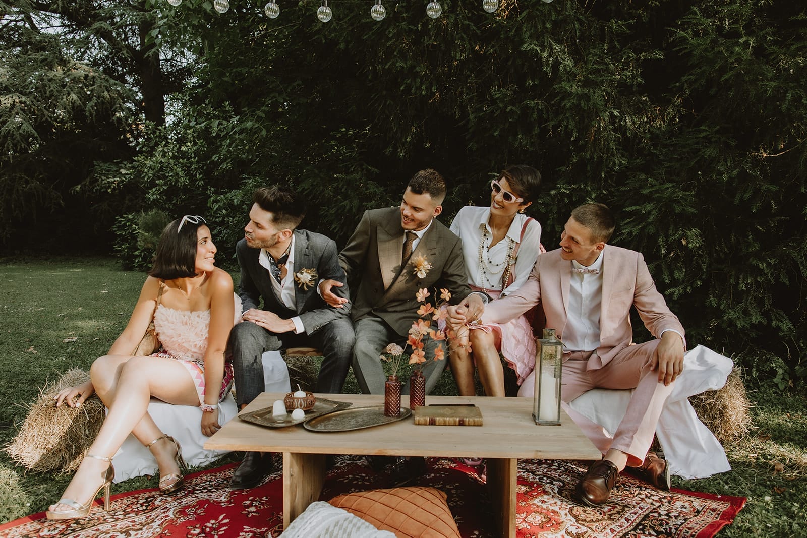 Deux mariés posent avec style pour une séance photo décalée, preuve que comment rendre les photos de groupe mariage fun peut se faire sans poser.