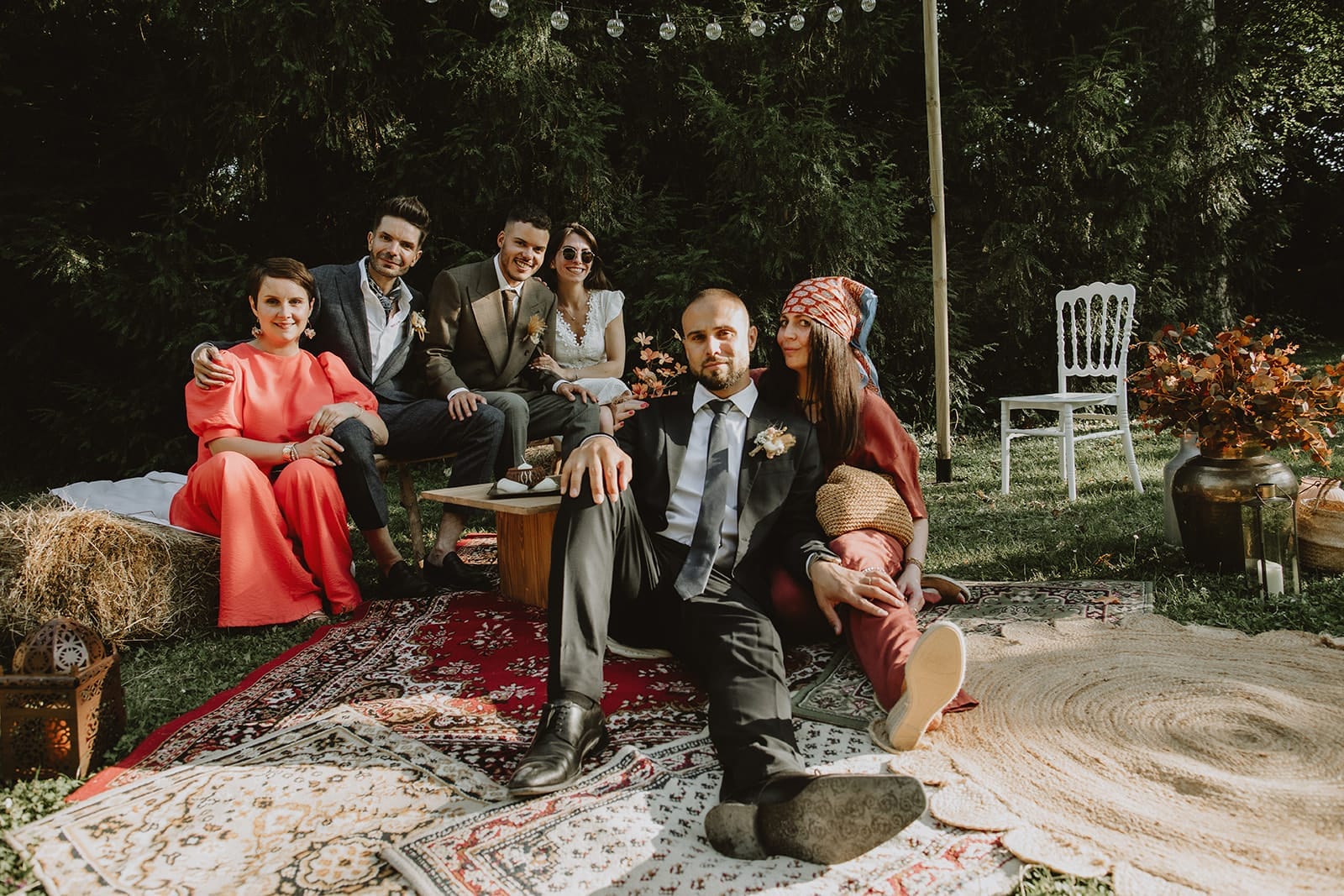 Les mariés rient et improvisent une pose pendant la séance photo, parfait pour illustrer comment rendre les photos de groupe mariage fun.
