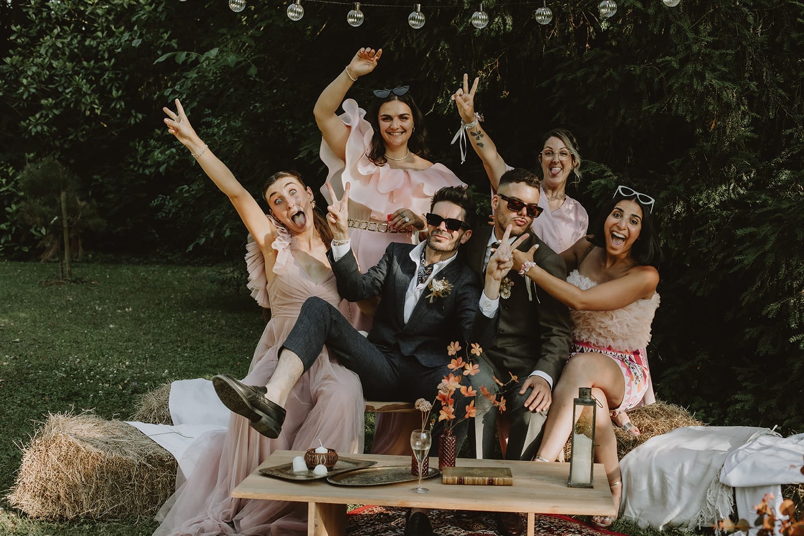 Une pose libre et fun, preuve que comment rendre les photos de groupe mariage fun est avant tout une question d’attitude.