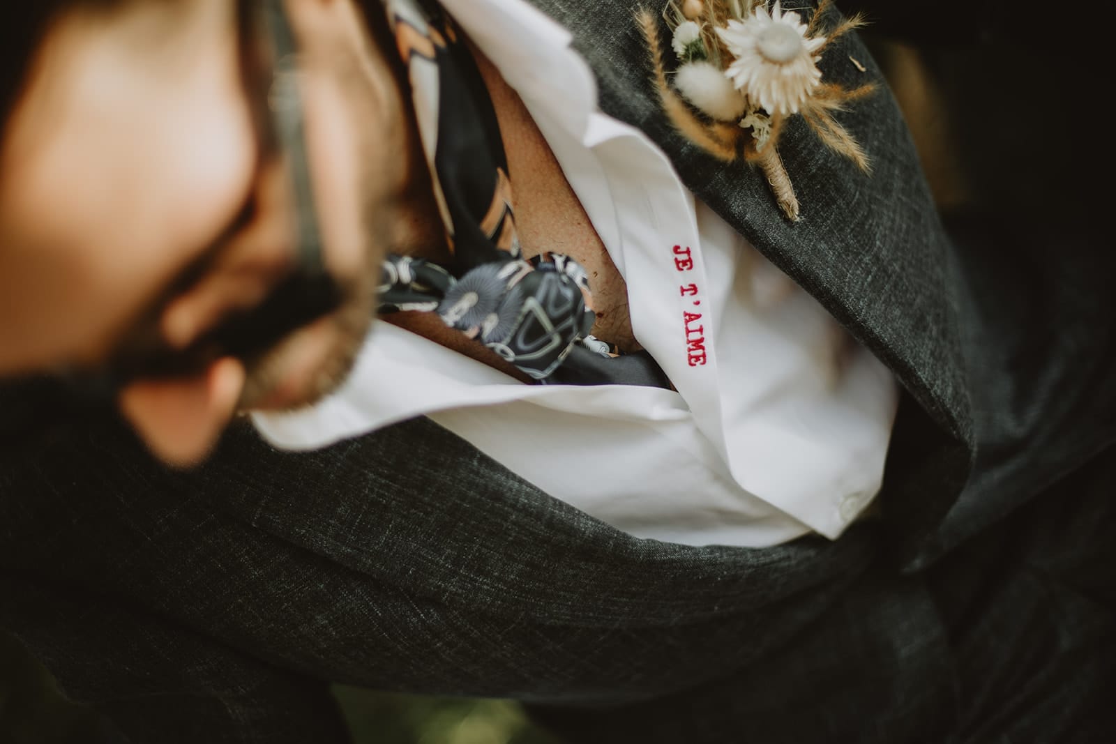 Détail d'une chemise personnalisée avec l’inscription Je t’aime brodée