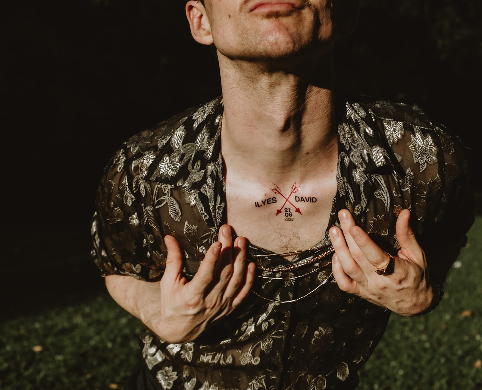 Gros plan sur un faux tatouage avec les prénoms des mariés et la date du mariage