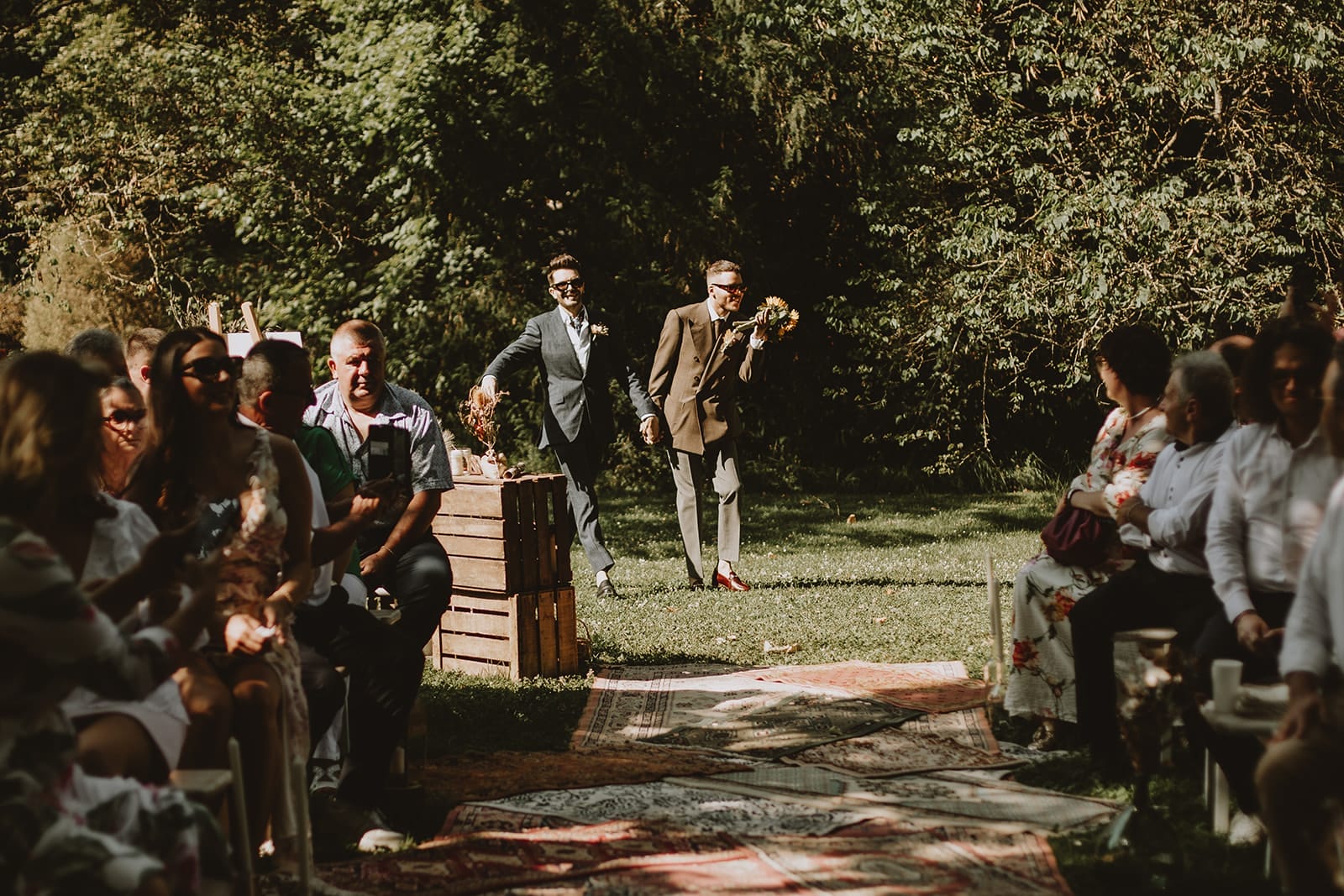 Deux mariés marchant main dans la main lors de leur entrée à la cérémonie