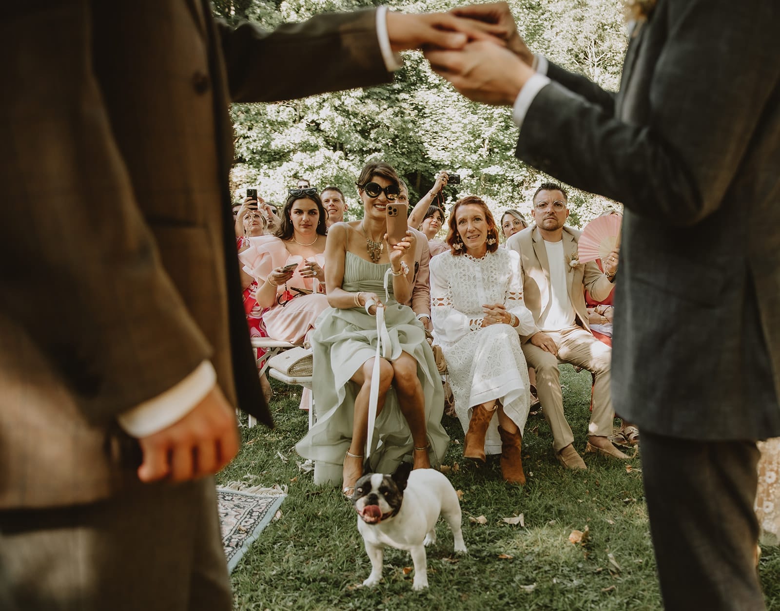 Chienne au premier plan pendant l’échange des alliances