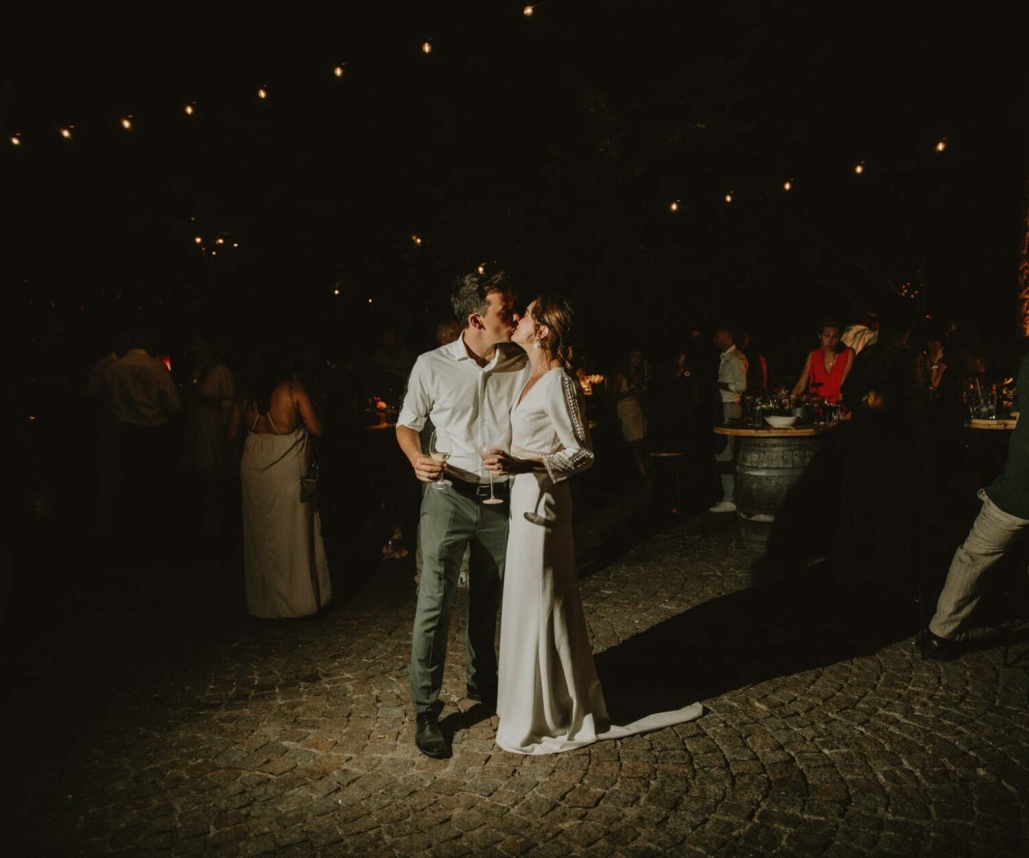 Photographe mariage Domaine Albert – baiser romantique en soirée