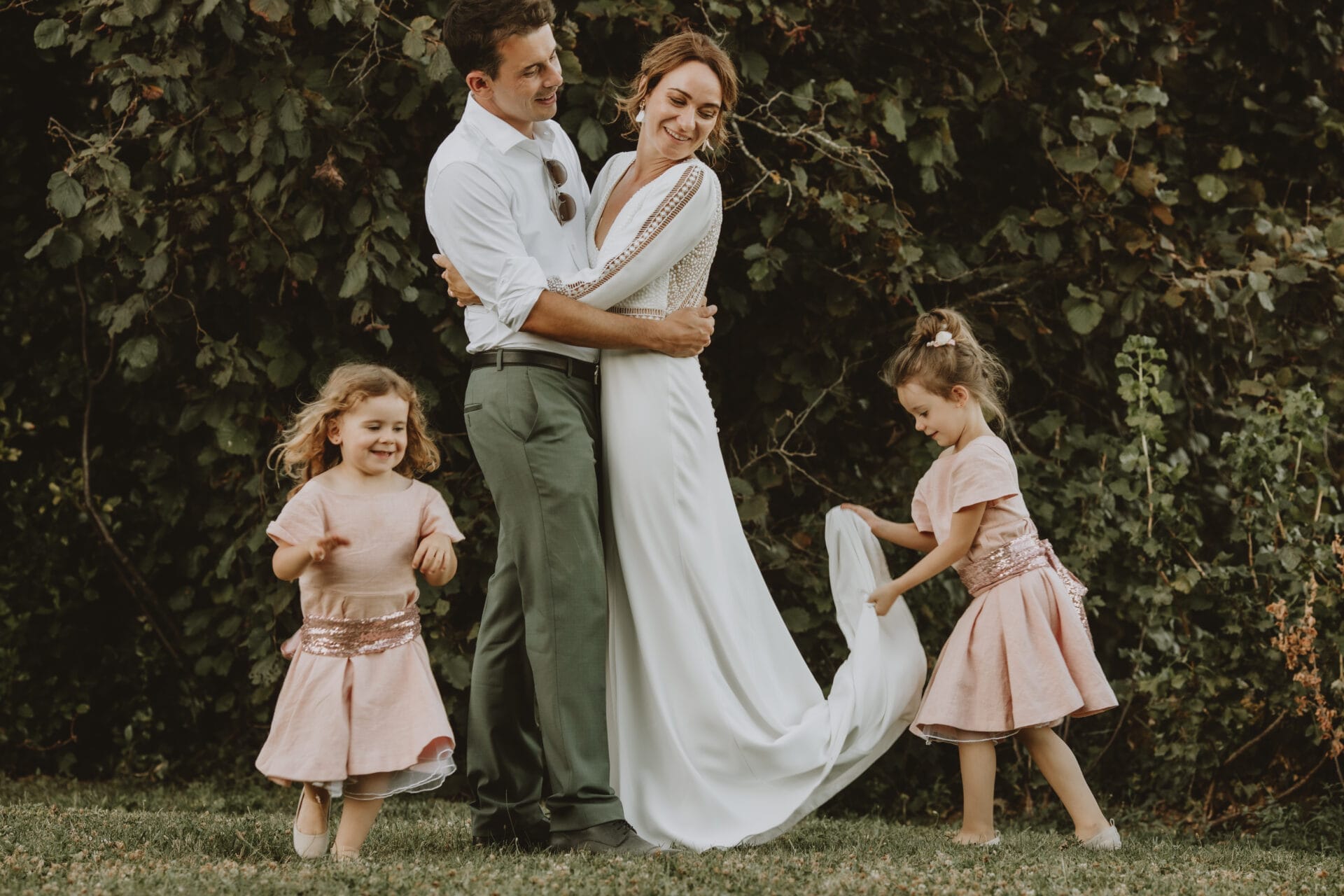 Un mariage festif au Domaine Albert, entre enfants déchaînés, cocktails et lumière éclatante – Photo : Castille ALMA