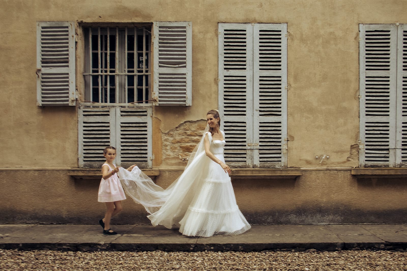 Petite fille tenant la traîne de la mariée au Château de Vaurenard