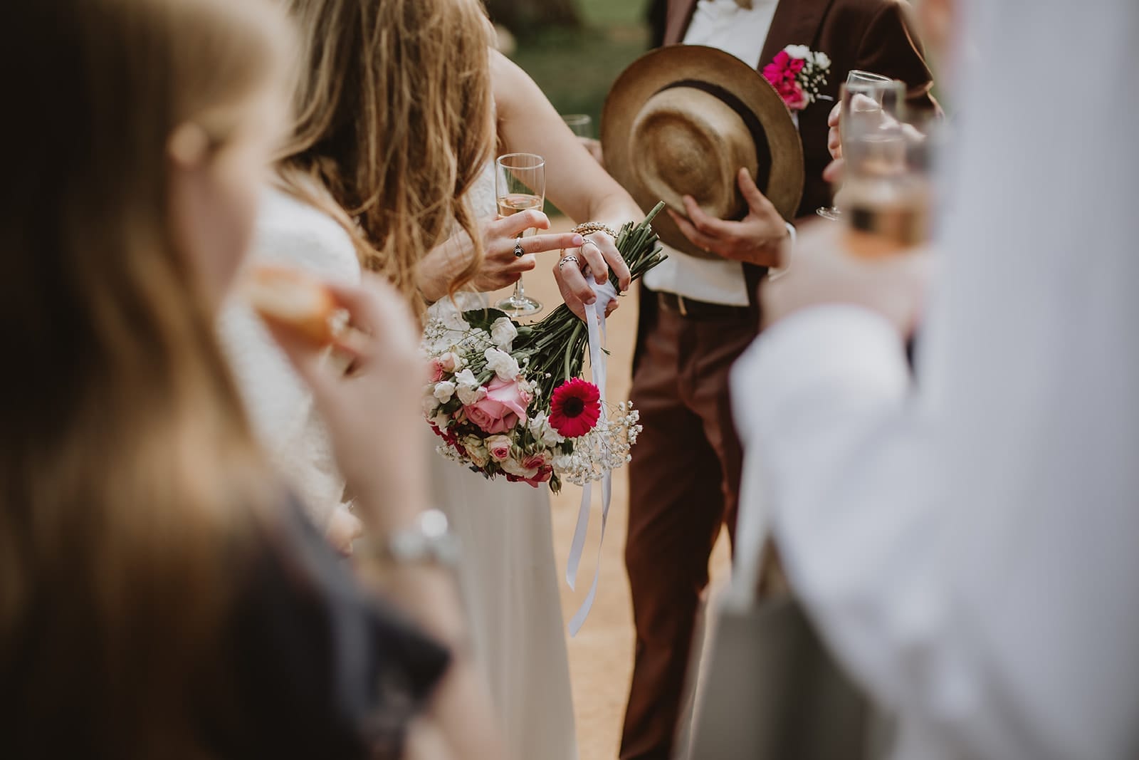 Moment de convivialité au cocktail du mariage au Manoir de la Garde à Ville-sur-Jarnioux – bouquet, bulles et rires