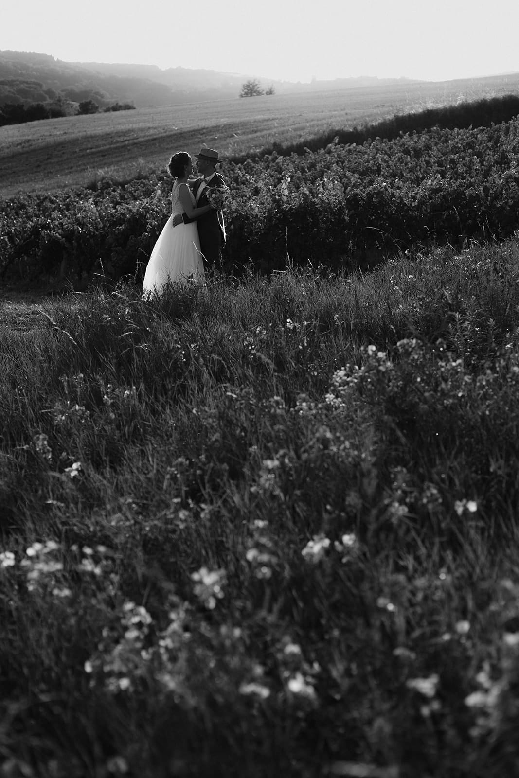 Mariés dans les vignes au coucher du soleil – séance couple en noir et blanc au Manoir de la Garde à Ville-sur-Jarnioux