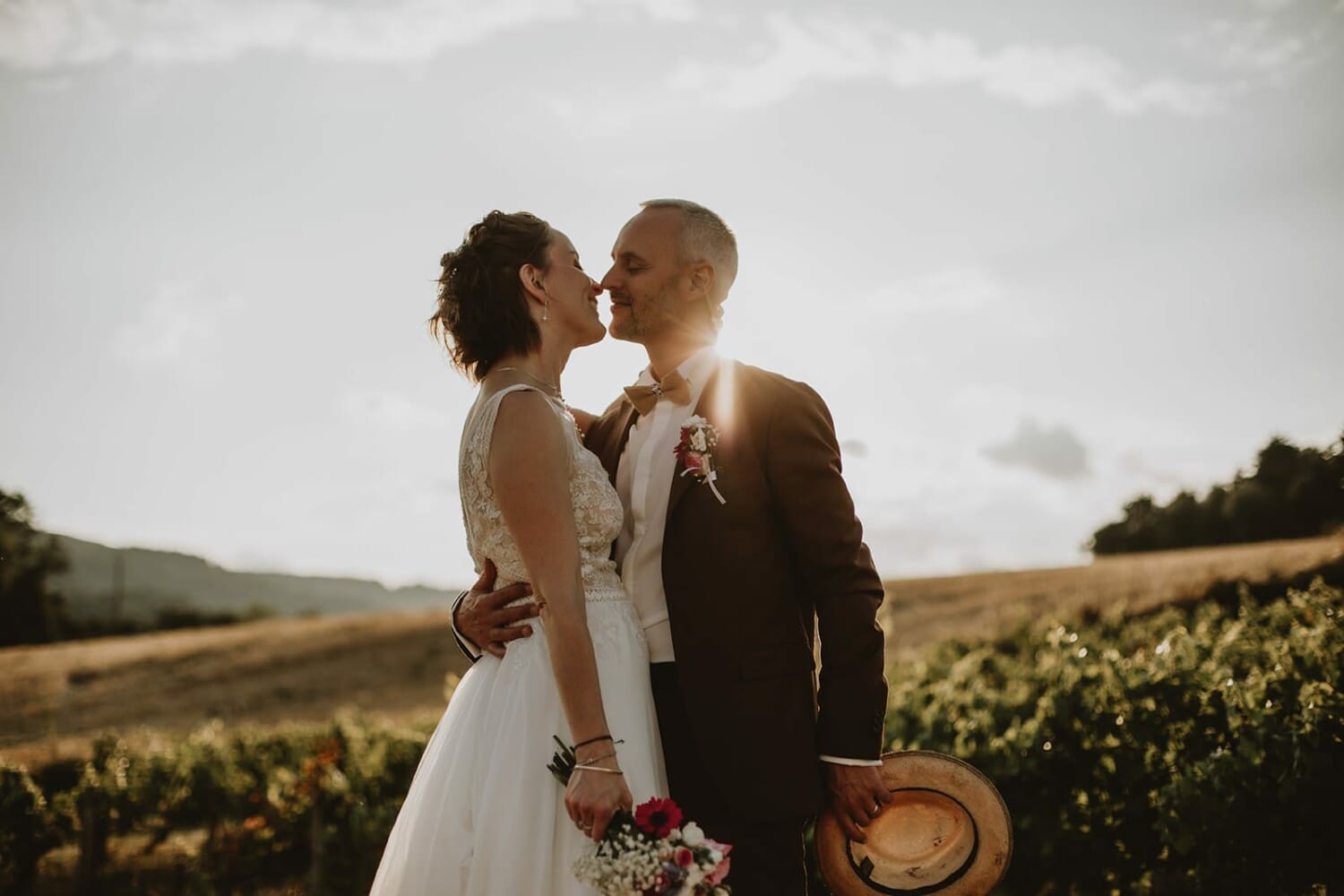 Un mariage simple, sincère, en plein cœur des Pierres Dorées. Ils se sont choisis, avec leurs enfants, leurs histoires, leurs proches. Une cérémonie célébrée par le frère du marié, des chants tout au long de la journée, un cocktail avec vue sur les vignes, des invités qui chantent, qui jouent, qui vivent. Et ce coucher de soleil… Un mariage vrai, comme je les aime.