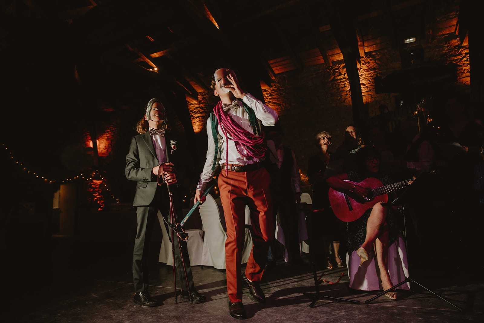 Sketch humoristique et performance musicale pendant la soirée de mariage au Manoir de la Garde à Ville-sur-Jarnioux