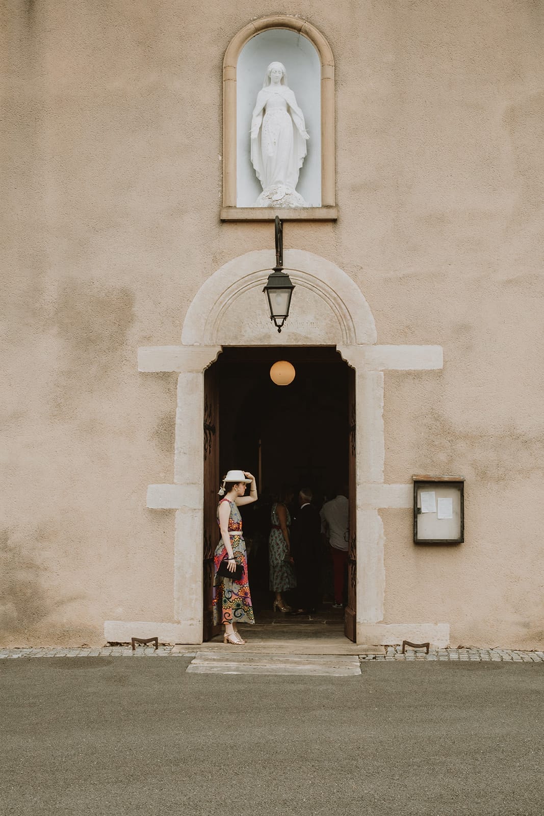 Entrée des invités à l’église pour une cérémonie religieuse de mariage à Ville-sur-Jarnioux