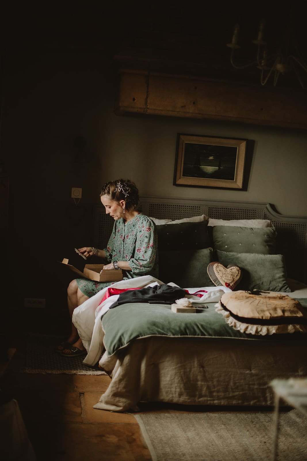 Préparatifs de la mariée dans un gîte à Ville-sur-Jarnioux avant le mariage au Manoir de la Garde