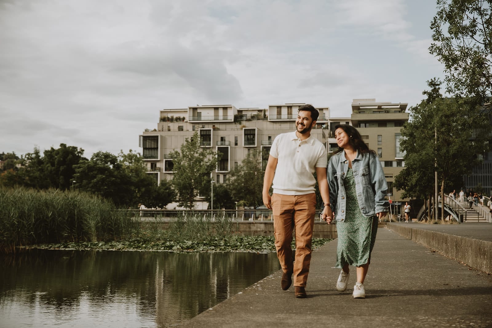 Couple se promenant main dans la main pendant leur séance engagement urbaine à Lyon