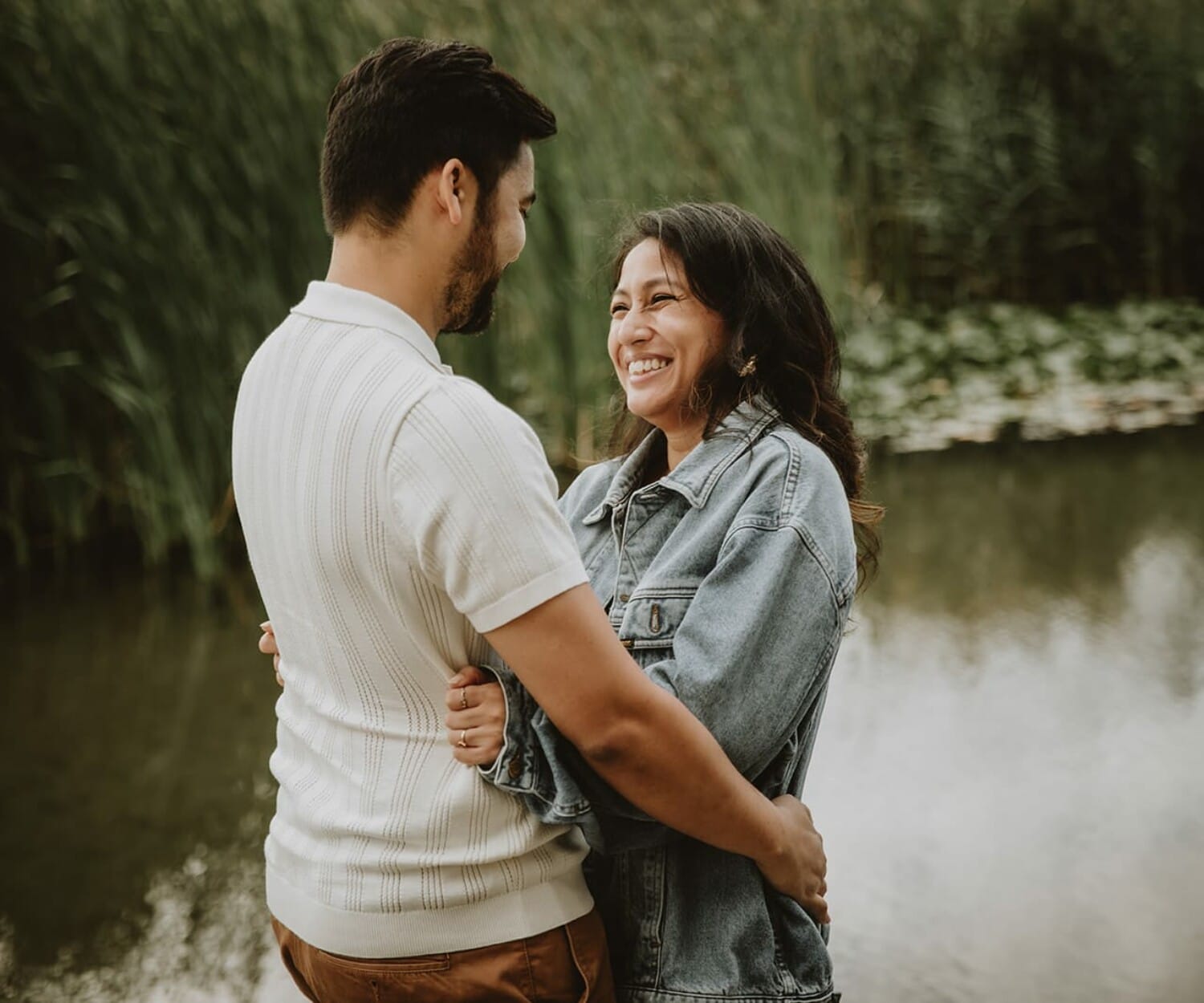 Couple complice qui sourit lors d'une séance engagement urbaine à Lyon