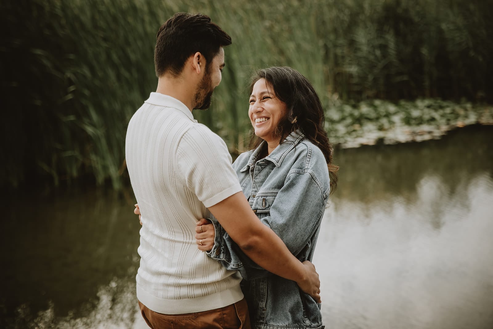 Couple complice qui sourit lors d'une séance engagement urbaine à Lyon
