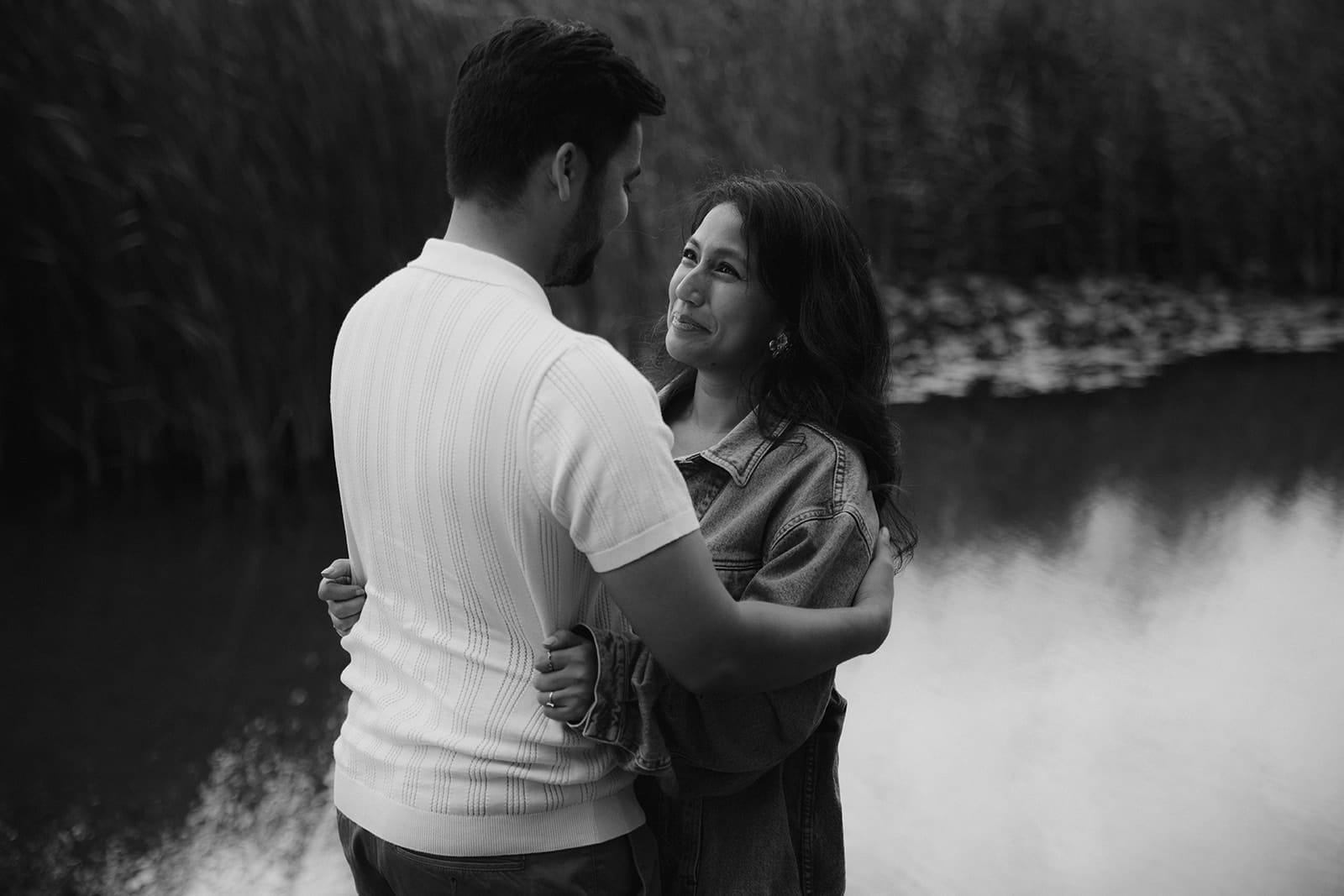 Regard complice d’un couple en séance engagement à Lyon en noir et blanc