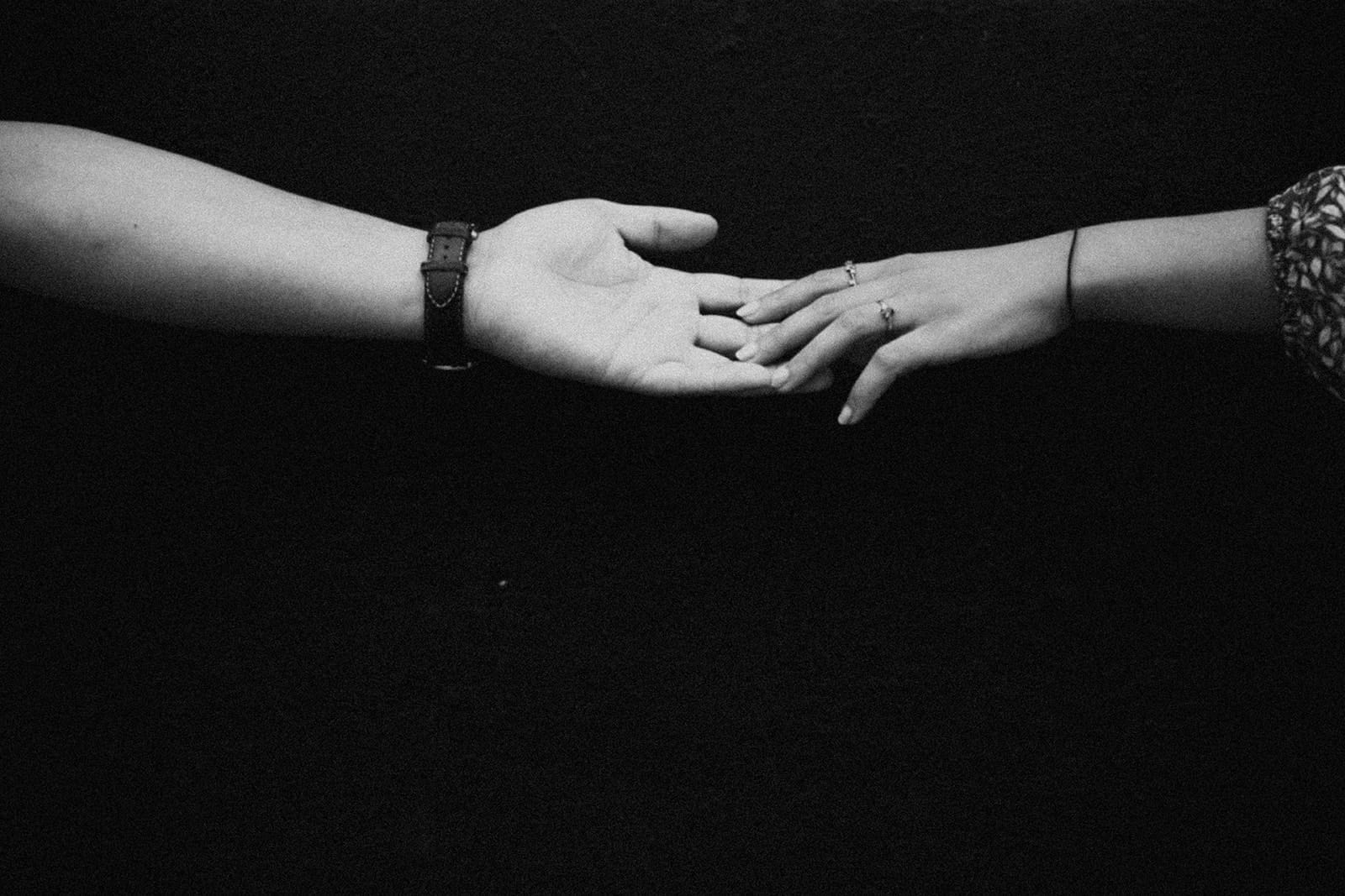 Mains qui se rejoignent pendant une séance engagement à Lyon