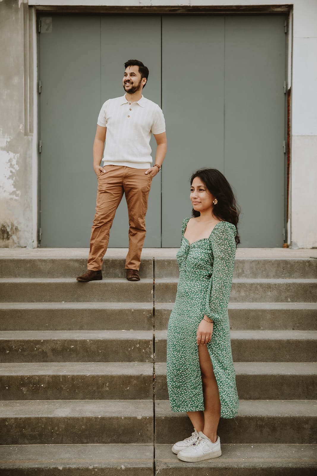 Couple sur un escalier en ville pendant une séance engagement à Lyon