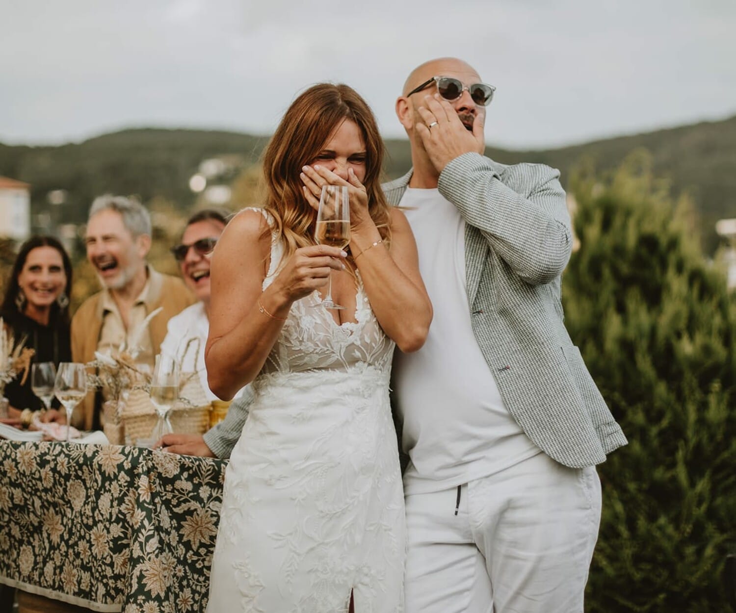 Photographe mariage chic chez soi, rires et bulles de champagne