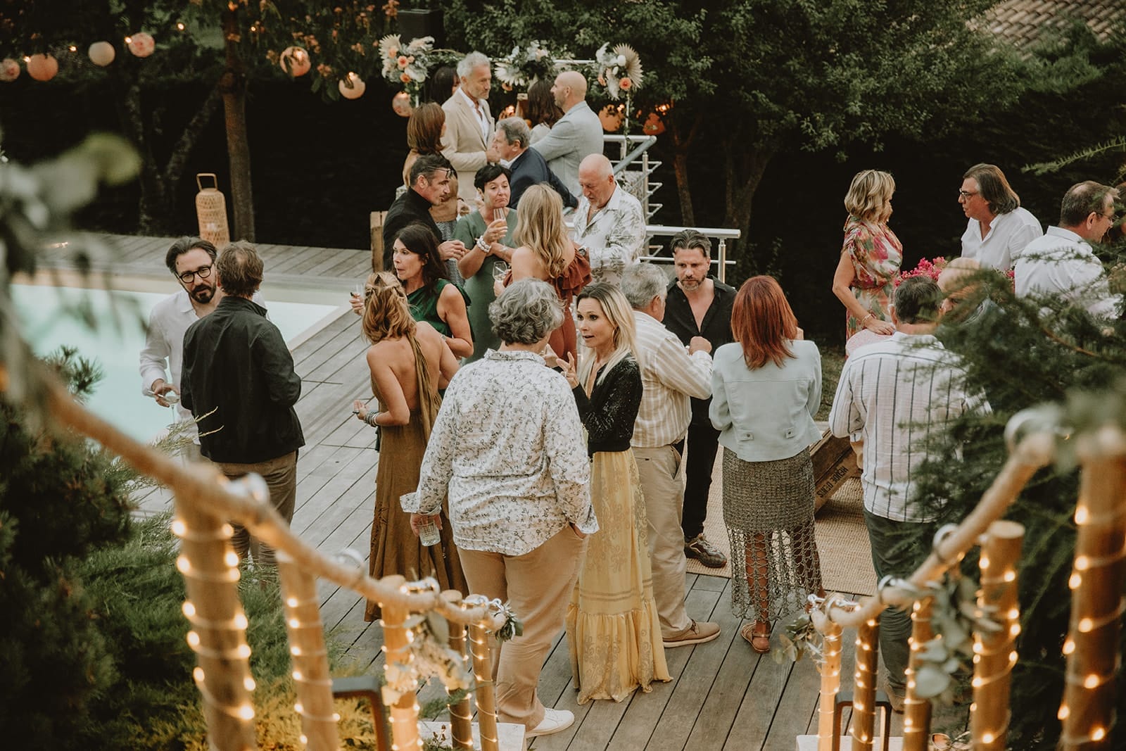 Photographe mariage chic chez soi – invités réunis autour de la piscine lors du cocktail