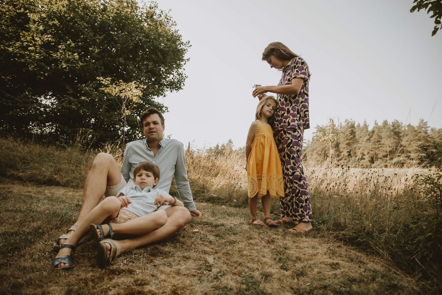 Une famille heureuse profitant d'un moment ensemble dans la nature.