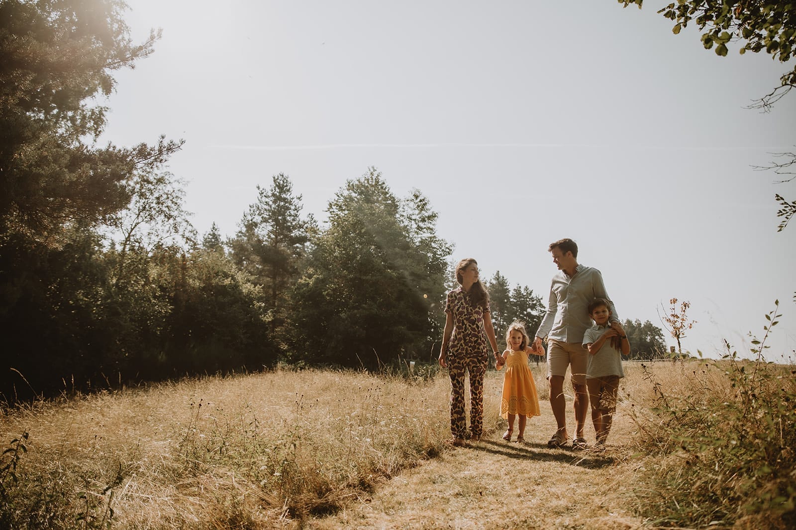 Une famille se promène joyeusement dans la nature à Lyon.