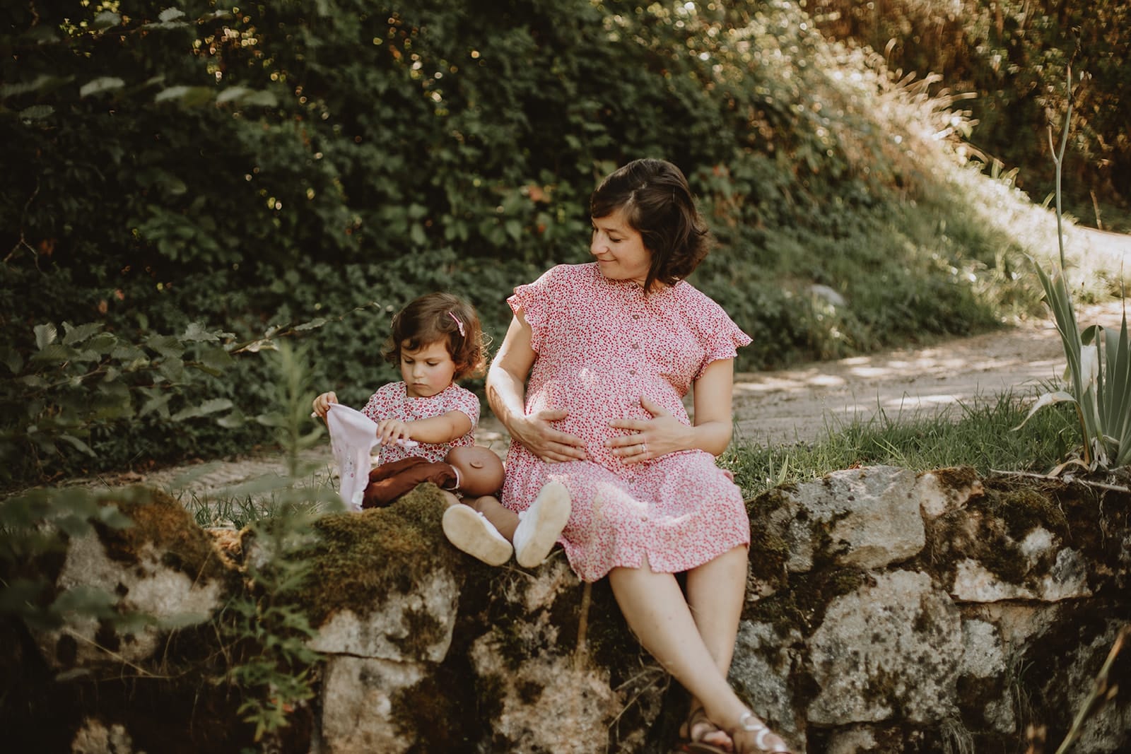Une mère et sa fille profitent d'un moment tendre dans la nature.