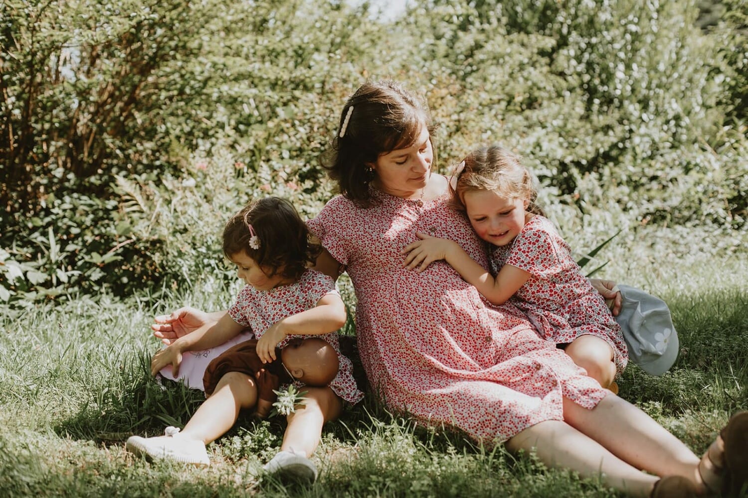 Une maman et ses filles profitent d'un moment tendre dans la nature.