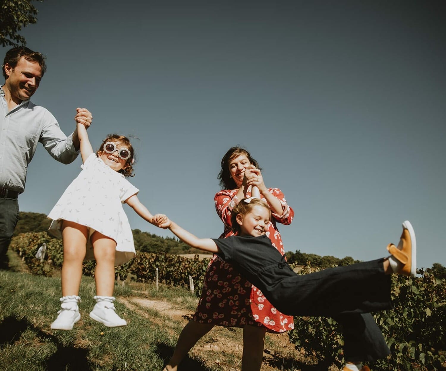 Une famille s'amuse dans un vignoble ensoleillé à Lyon.
