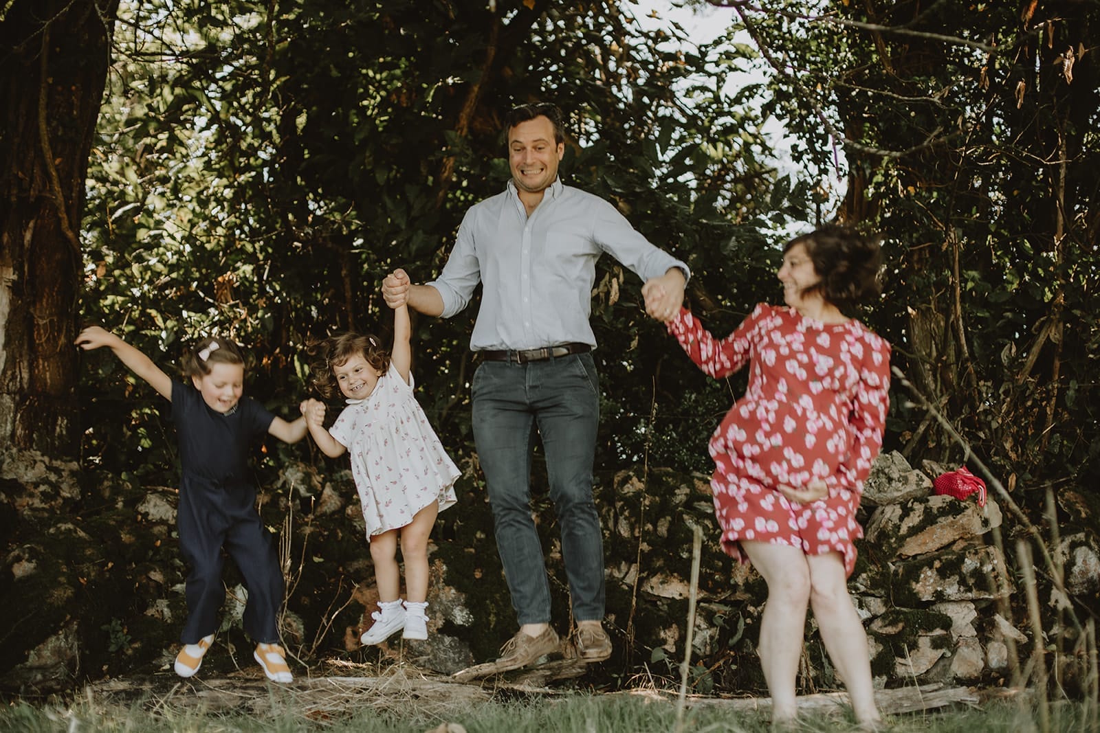 Une famille joyeuse s'amuse dans la nature à Lyon.