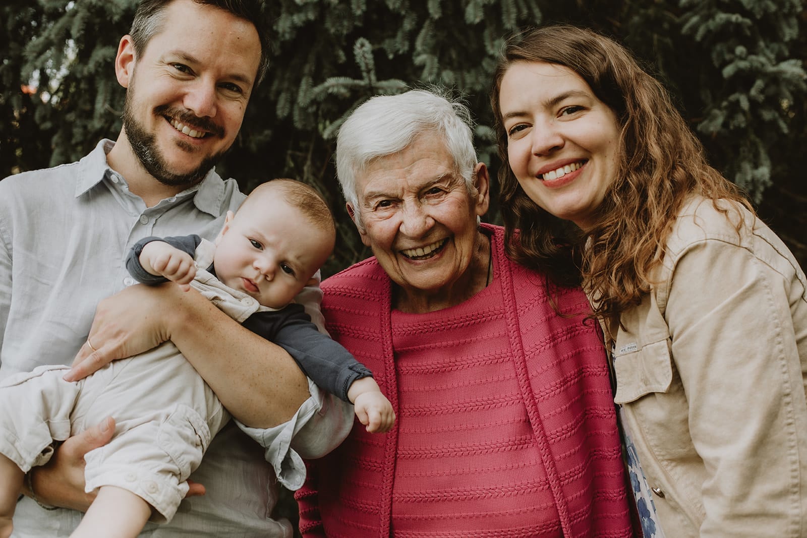 Une famille souriante réunie dans un jardin à Lyon.