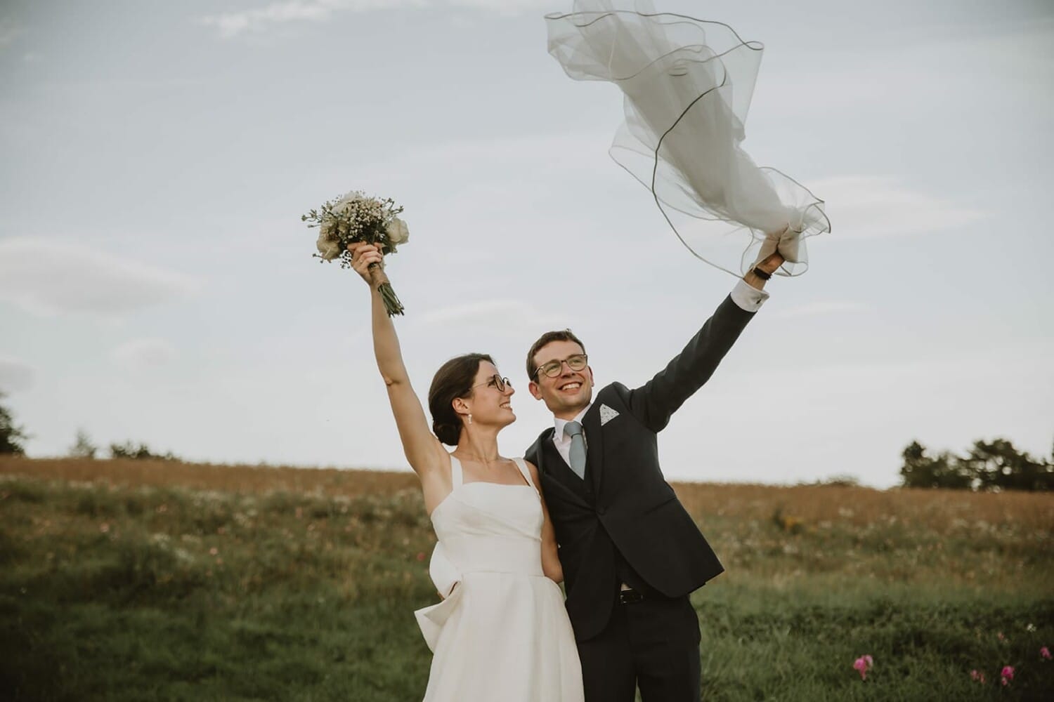 Un couple heureux célèbre leur mariage dans un champ à Lyon.