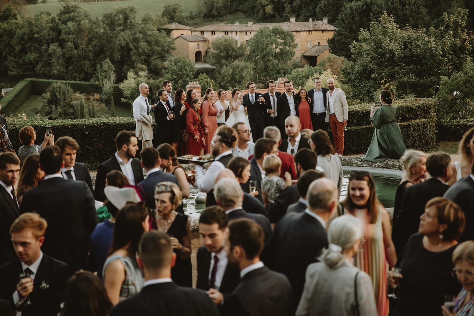 Une joyeuse assemblée au Manoir de la Garde, pleine de rires.