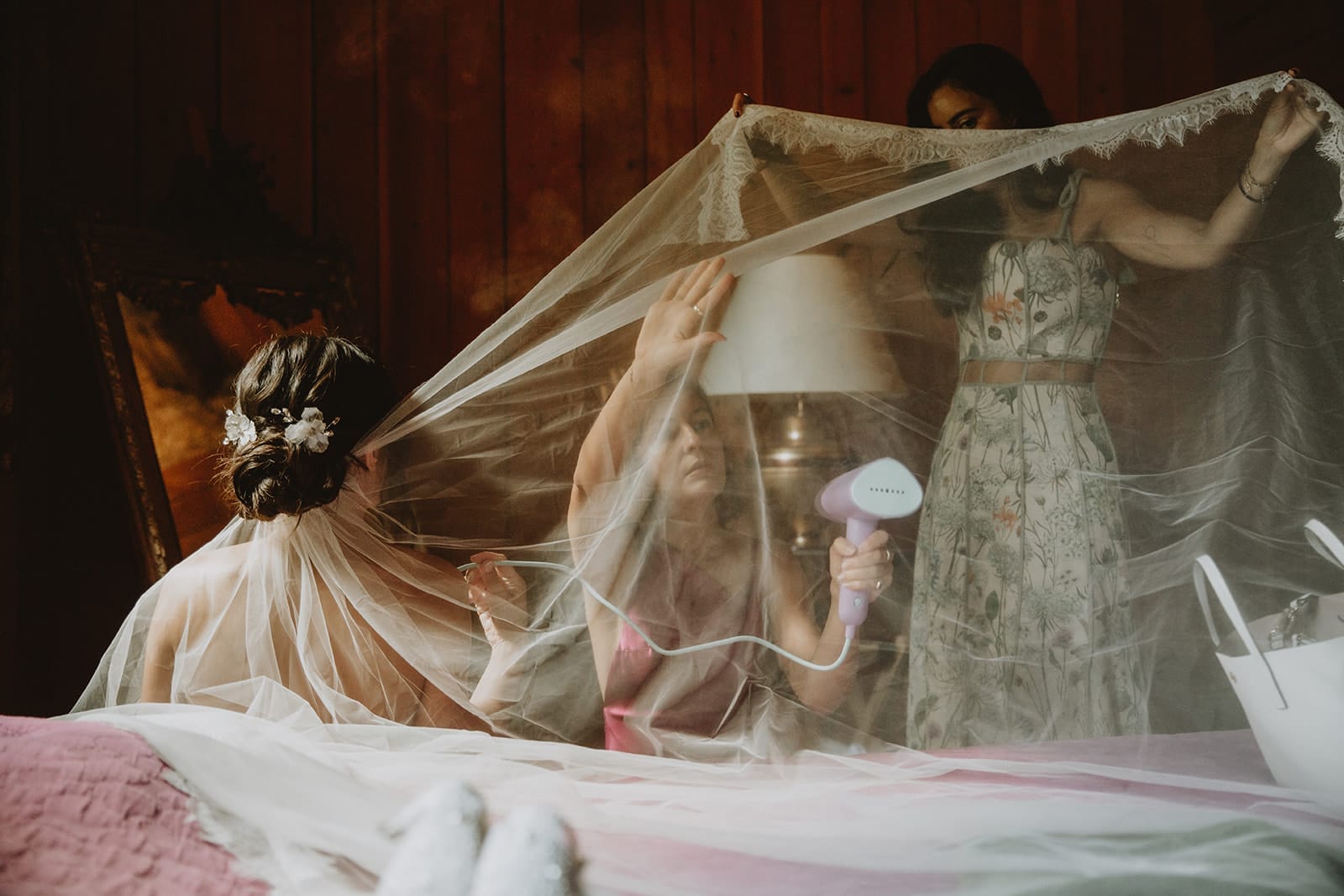 Une mariée entourée de ses proches, prête pour le grand jour.