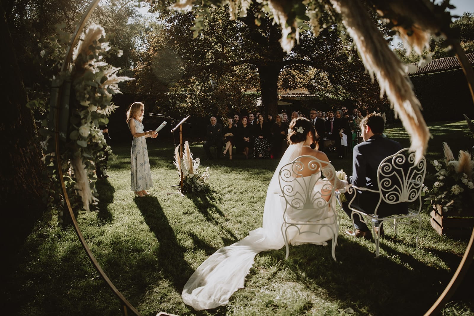 Un couple ému lors de leur cérémonie de mariage à Lyon.