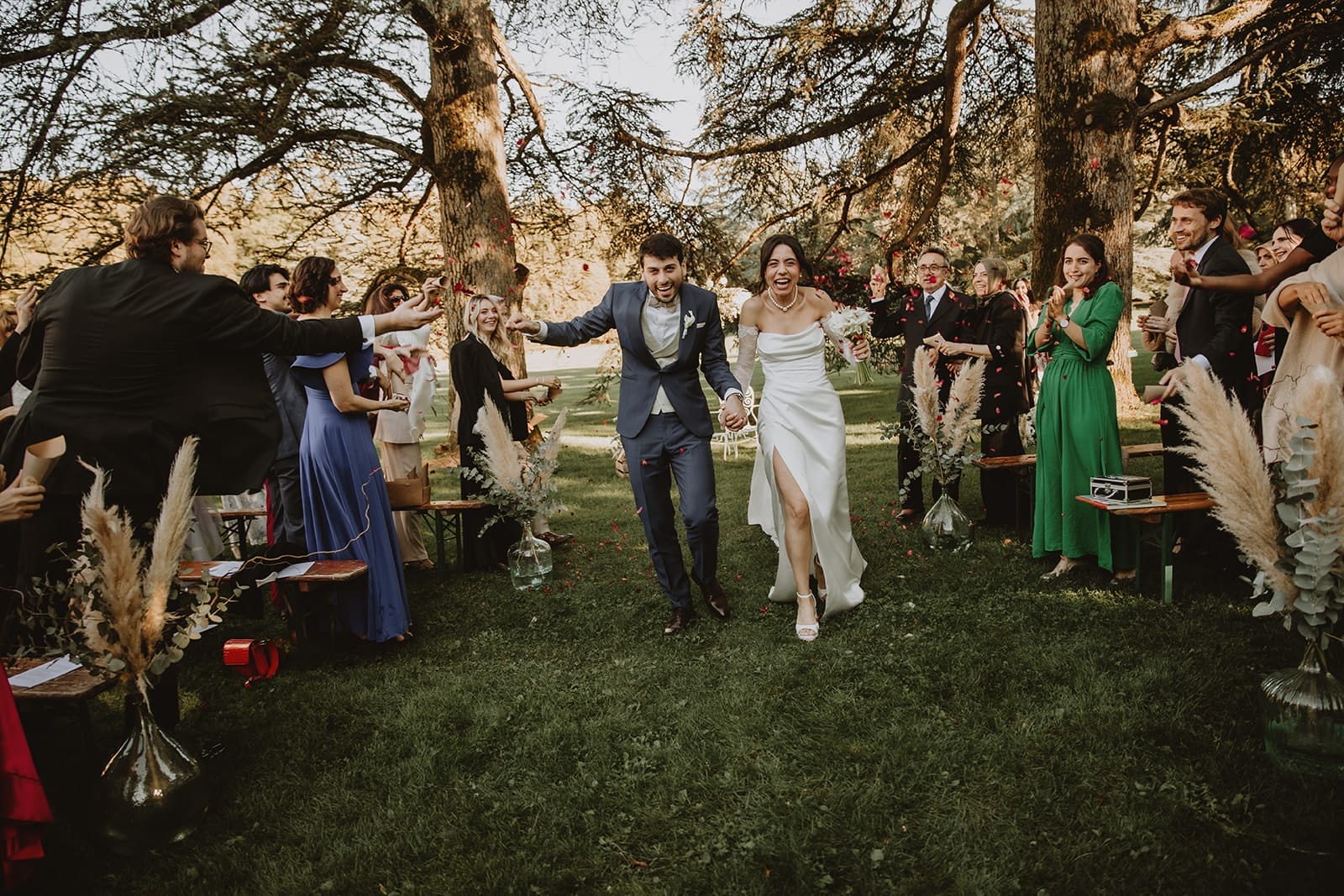 Un couple heureux se marie au Domaine de Chanille, entouré d'amis joyeux.