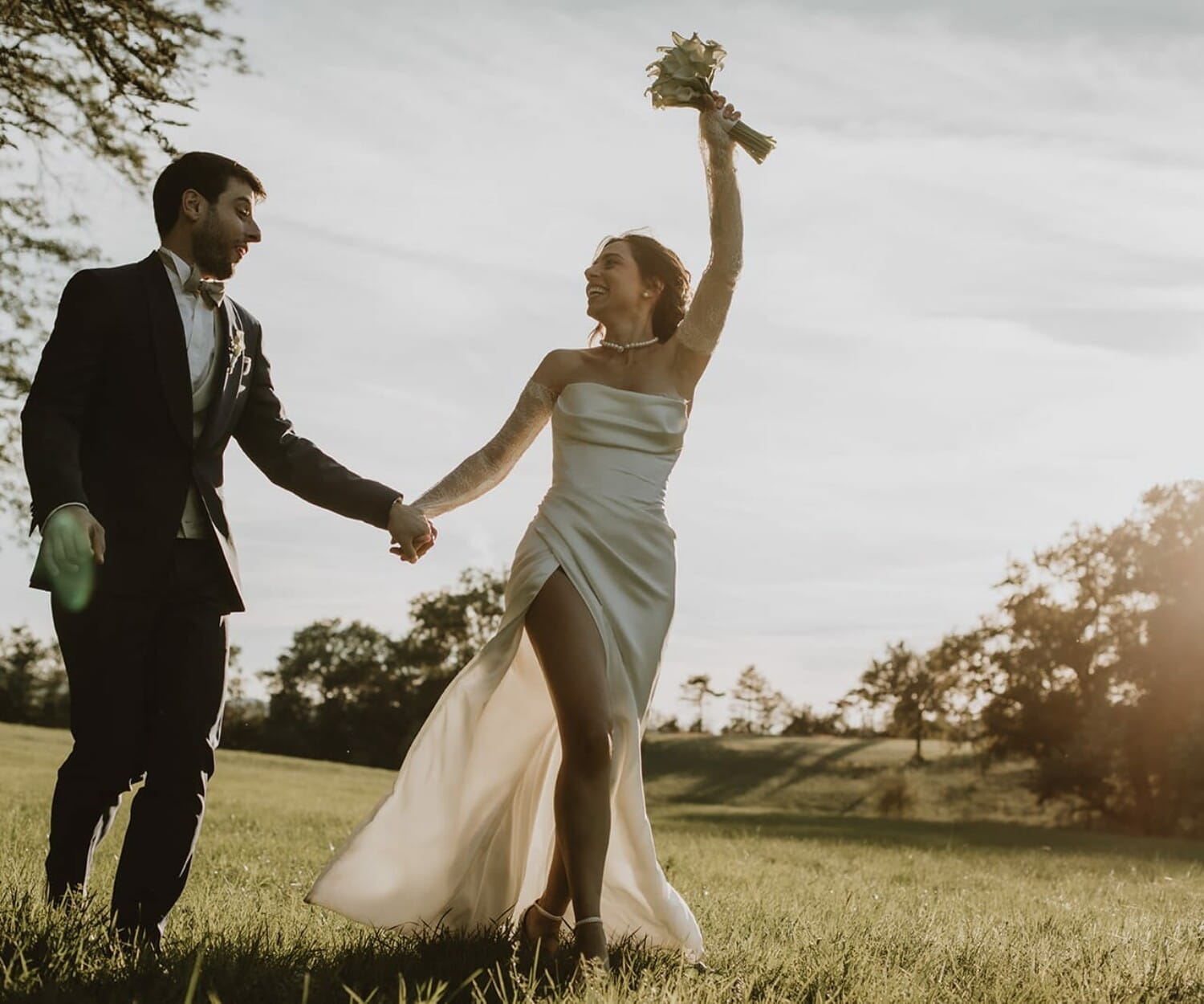 Couple heureux se tenant la main dans un champ verdoyant à Lyon.