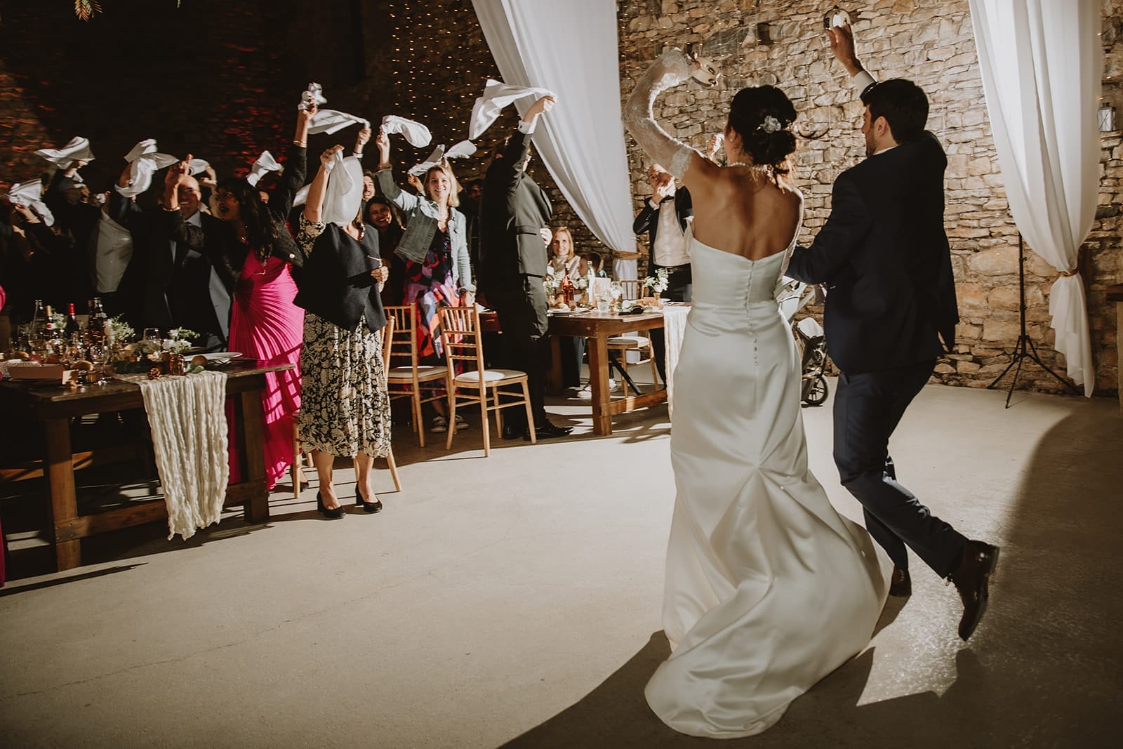 Une danse joyeuse au mariage au Domaine de Chanille.