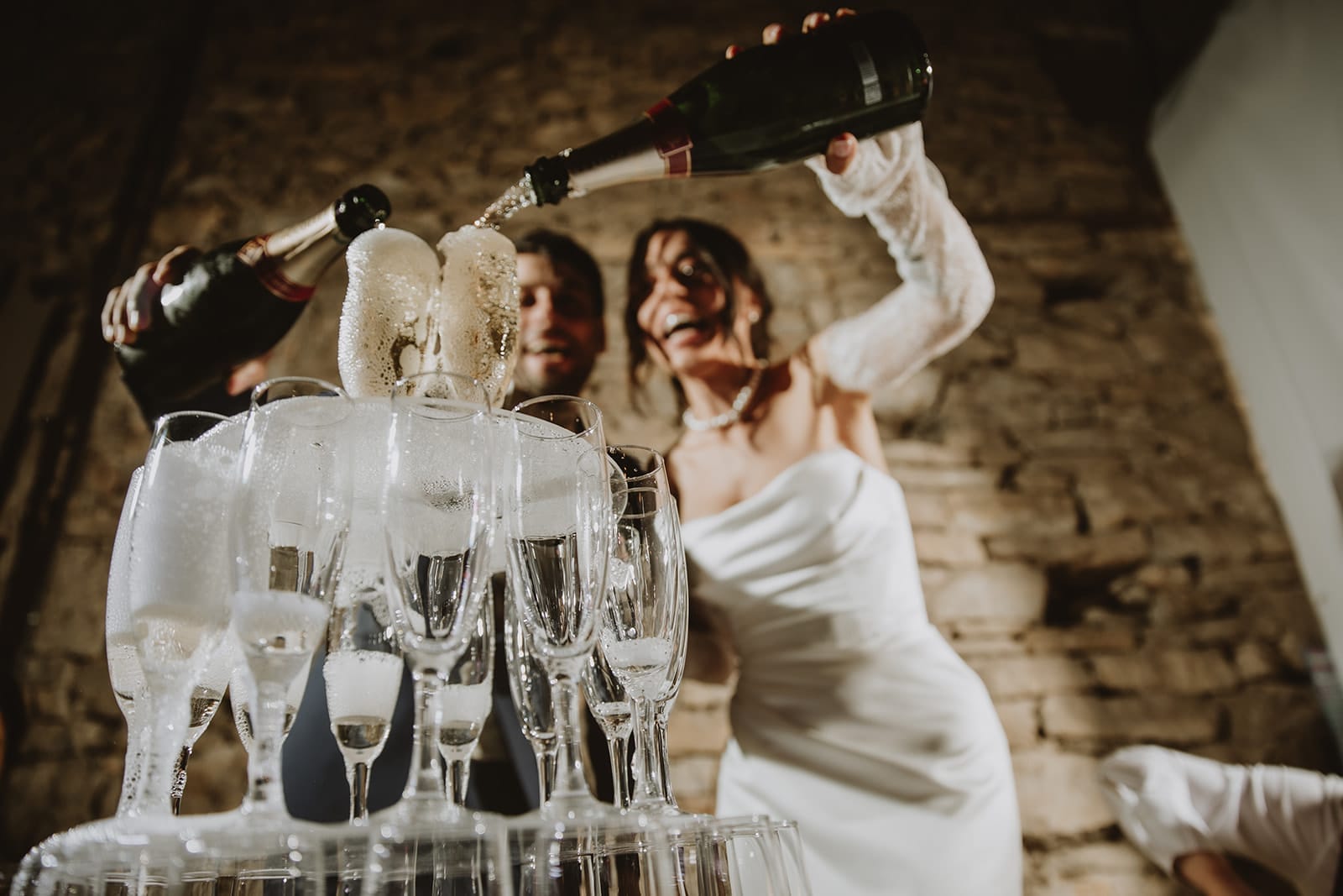 Un couple joyeux verse du champagne lors de leur mariage à Lyon.